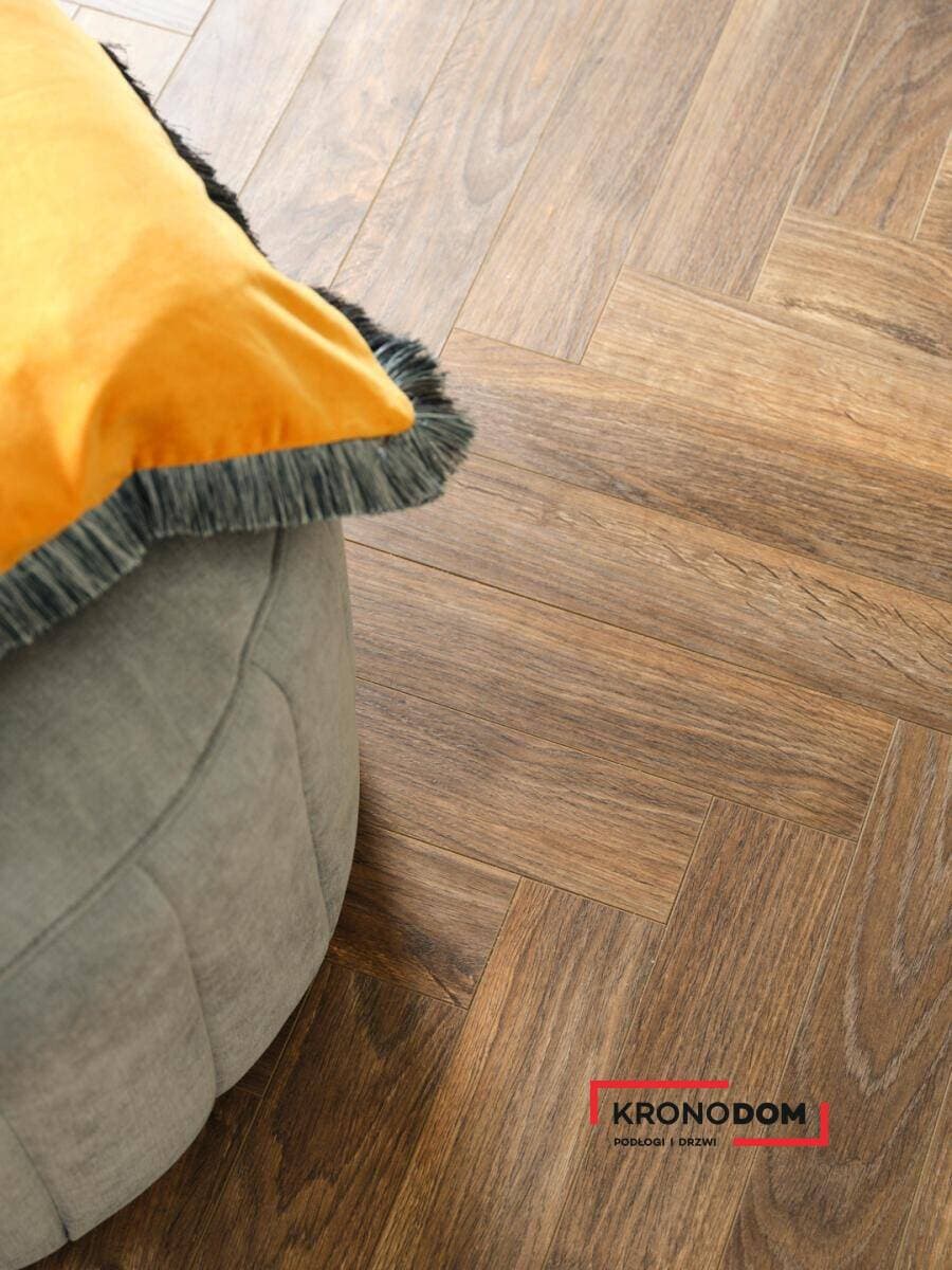 Panele podłogowe BERRY ALLOC CHATEAU+ java brown 62002718, AC5, gr.8mm, 4V (1opk=1,016m2) jodełka klepka A 2