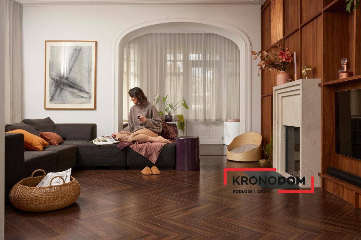 Panele podłogowe BERRY ALLOC CHATEAU+ walnut brown 62002731, AC5, gr.8mm, 4V (1opk=1,016m2) jodełka klepka B 6