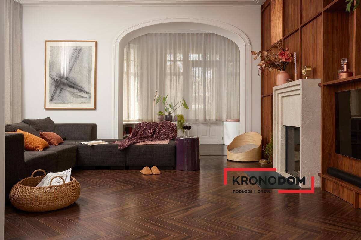 Panele podłogowe BERRY ALLOC CHATEAU+ walnut brown 62002731, AC5, gr.8mm, 4V (1opk=1,016m2) jodełka klepka B 9