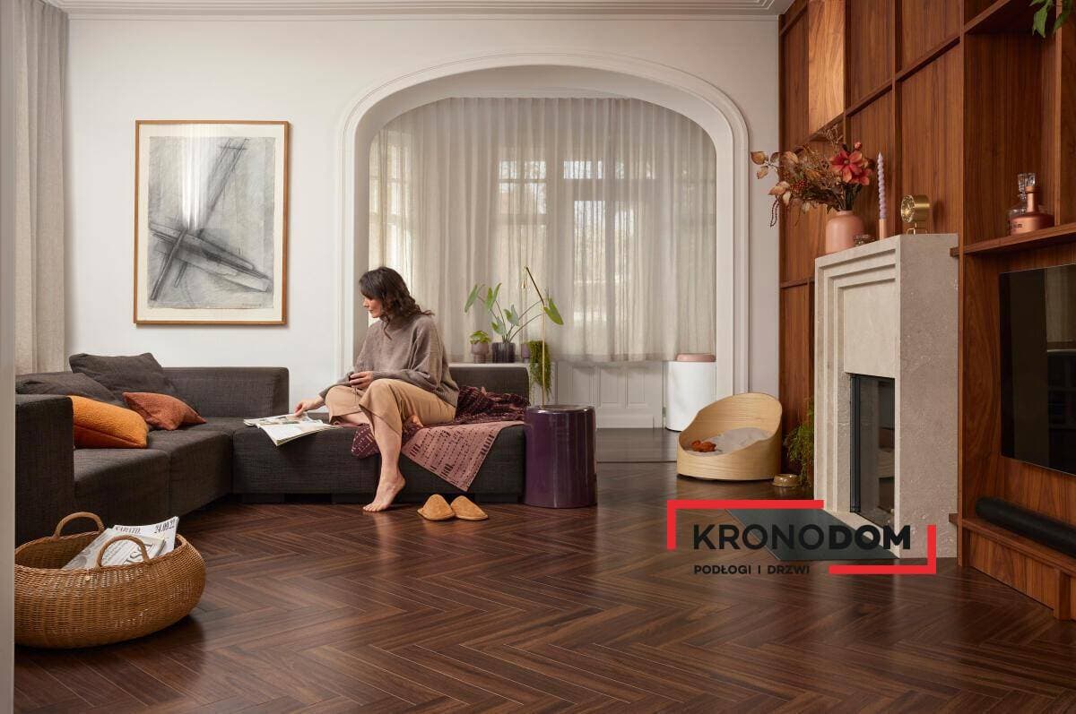 Panele podłogowe BERRY ALLOC CHATEAU+ walnut brown 62002730, AC5, gr.8mm, 4V (1opk=1,016m2) jodełka klepka A 4