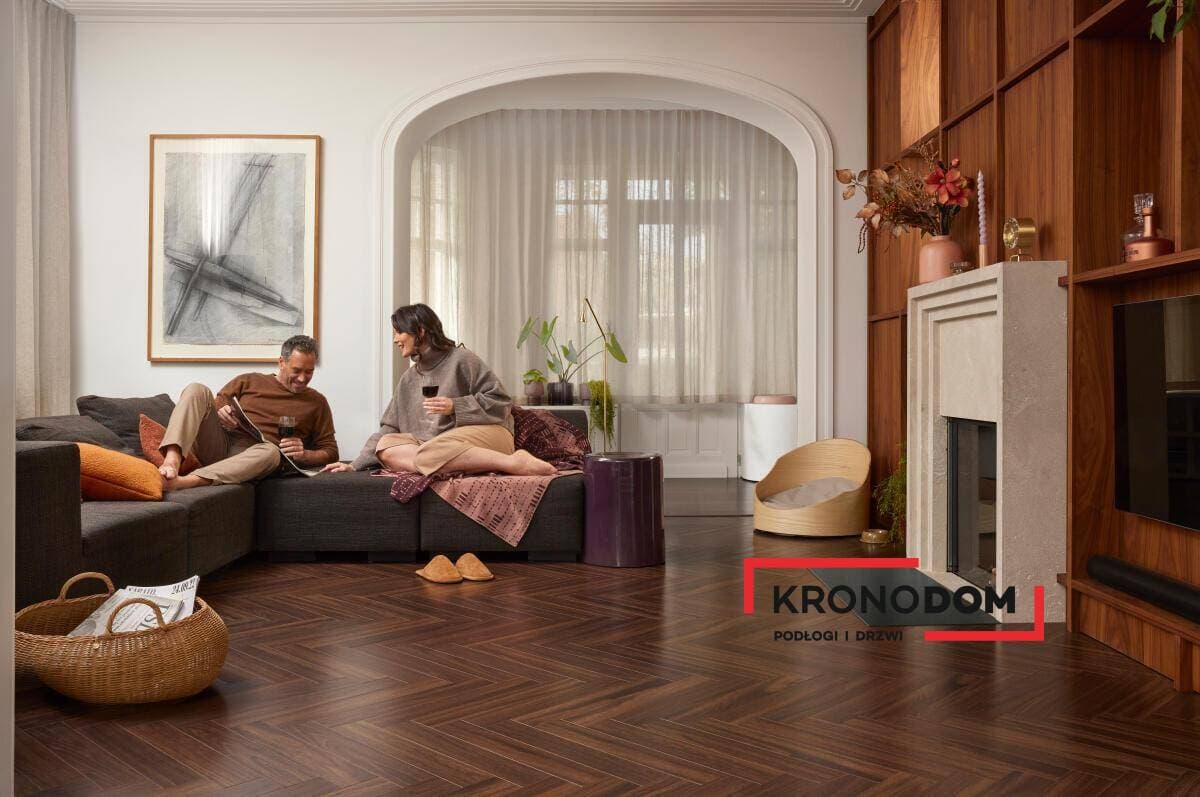 Panele podłogowe BERRY ALLOC CHATEAU+ walnut brown 62002730, AC5, gr.8mm, 4V (1opk=1,016m2) jodełka klepka A 5