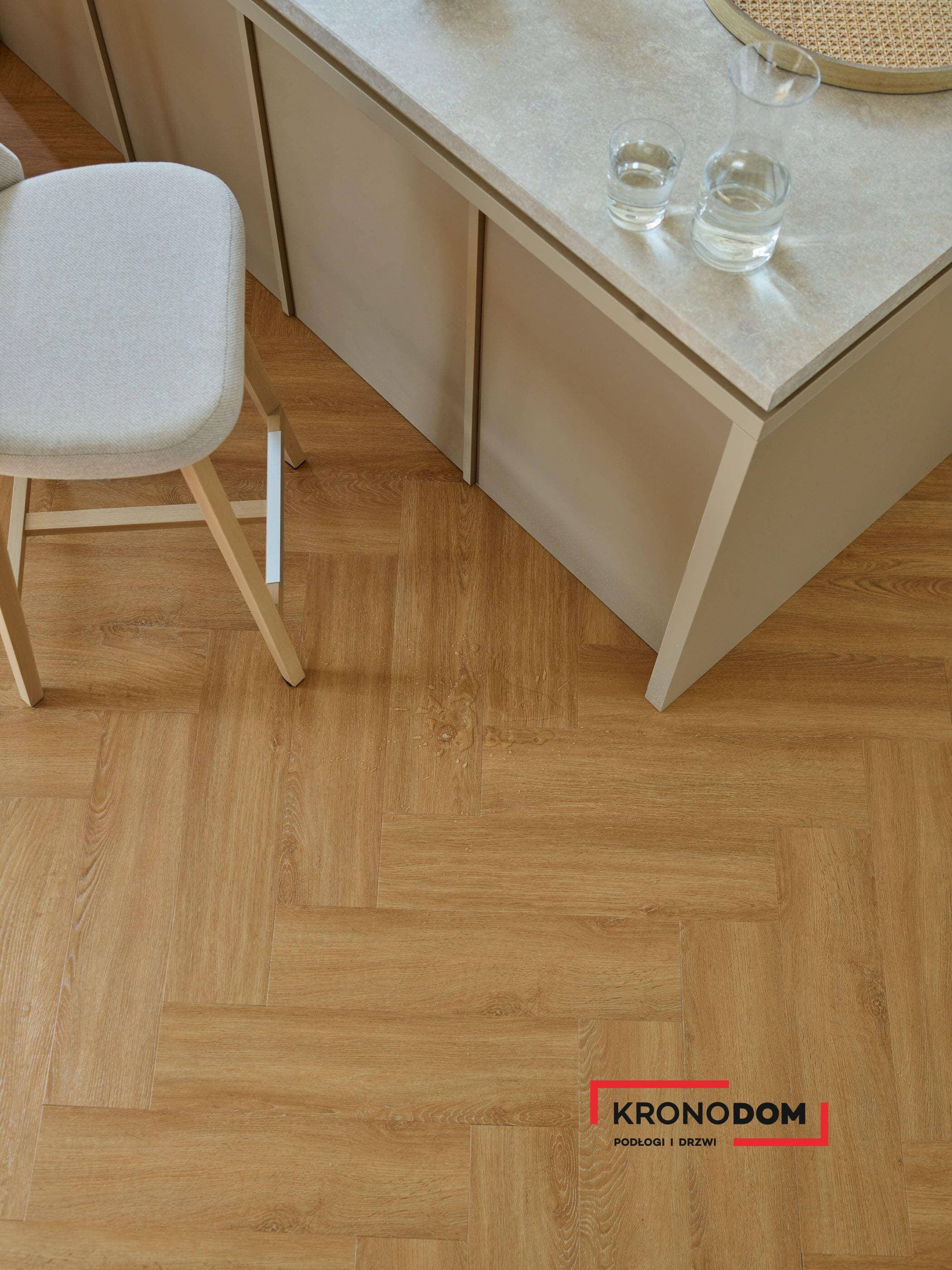 Panele winylowe VOX REGA HERRINGBONE utah oak 6067556 klasa 33, gr.6mm, 4V (1op.=16szt.=1,4018m2) jodełka 7