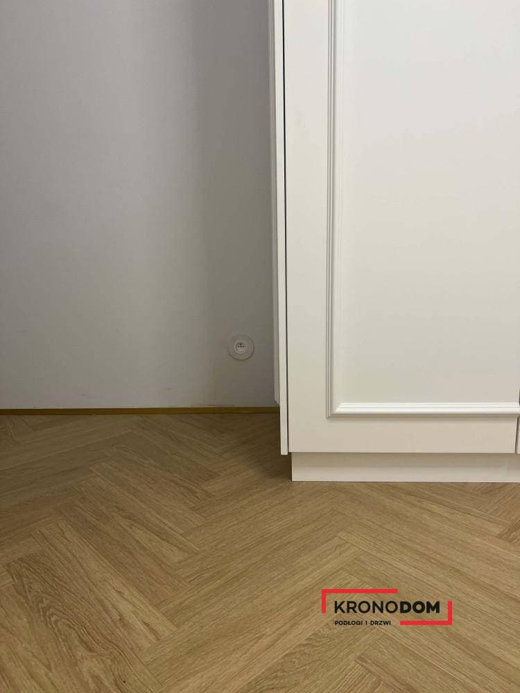 Panele podłogowe PREMIUM FLOOR MAISON+ dąb wersalski 87616 AC5, gr.8mm, 4V (1 opk.=24szt.=1,02m2) jodełka klepka B 3