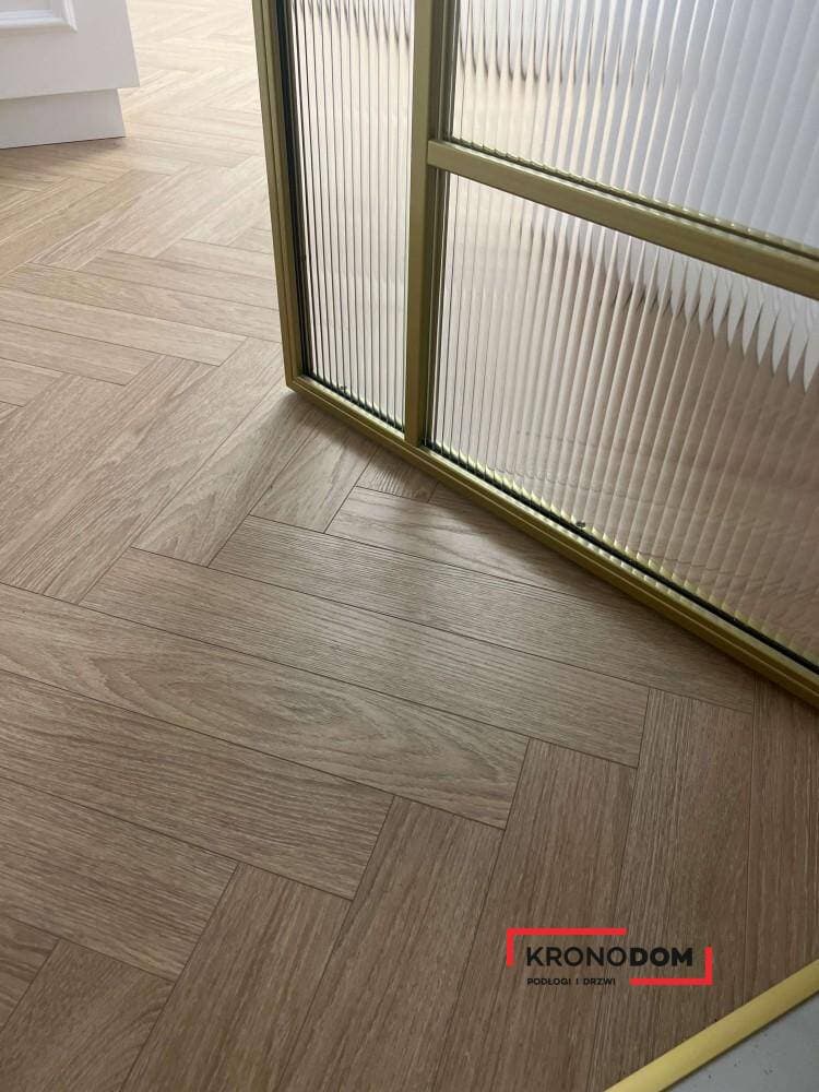 Panele podłogowe PREMIUM FLOOR MAISON+ dąb wersalski 87616 AC5, gr.8mm, 4V (1 opk.=24szt.=1,02m2) jodełka klepka B 4