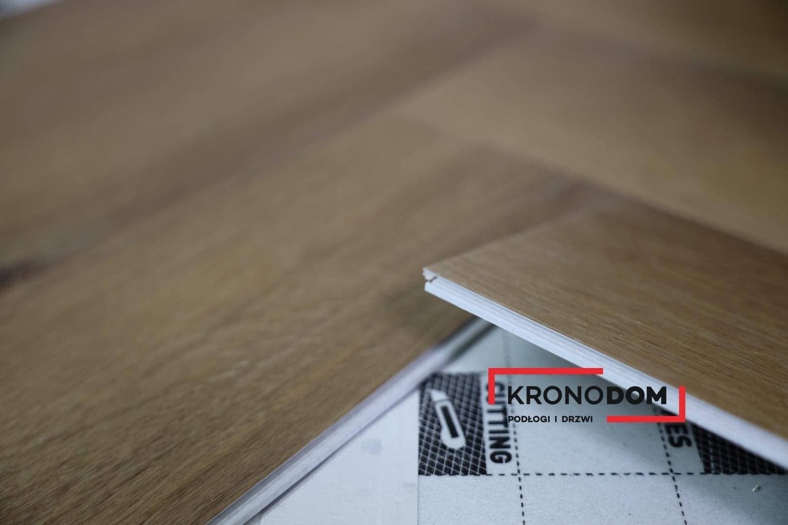Panele winylowe ARBITON AMARON HERRINGBONE ACOUSTIC dąb Georgetown CAA 147, klasa 33, gr.6,3mm, 4V (1op.=1,051m2) jodełka NOWOŚĆ 2025 5