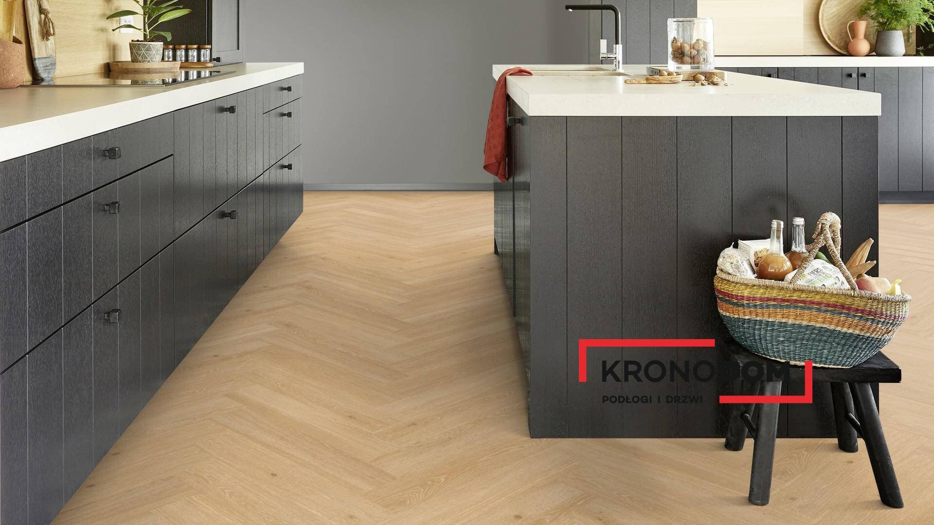 Panele winylowe Tarkett HERRINGBONE RIGID 55 highland oak blond 280043001 klasa 33, gr.6,5mm, 4V (1opk.=12szt.=1,1279m2) jodełka NOWOŚĆ 2025 8