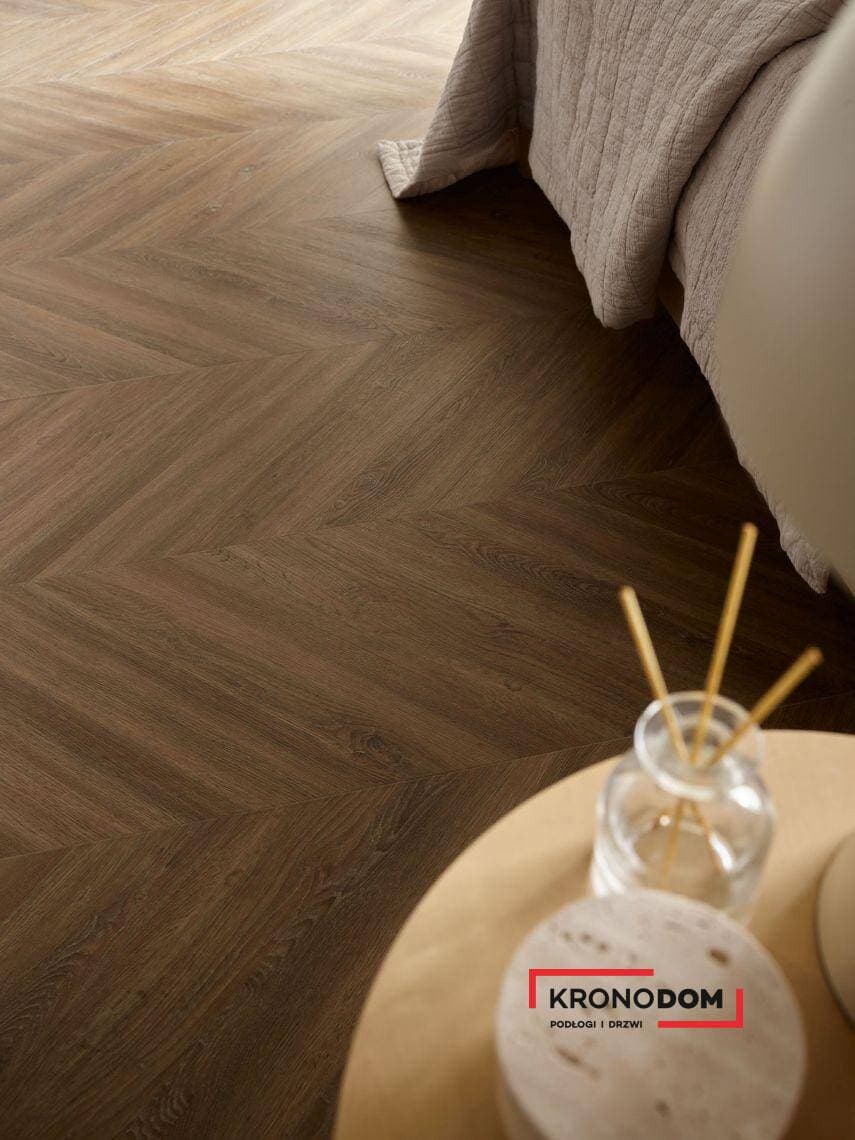Panele winylowe VOX VINTRA CHEVRON SPC Sestri Oak 6077613 klasa 33, gr.6mm, 4V (1op=18szt.=1,35 m2) jodełka francuska