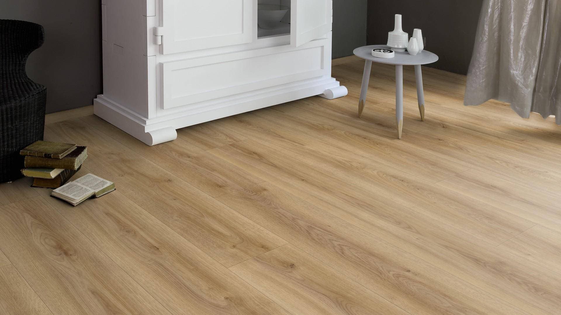 Panele podłogowe Kaindl NATURAL STANDARD PLANK AQUA PRO dąb cordoba elegante K2239, AC5, gr.8mm, 4V(1opk=9szt.=2,402m2) 8