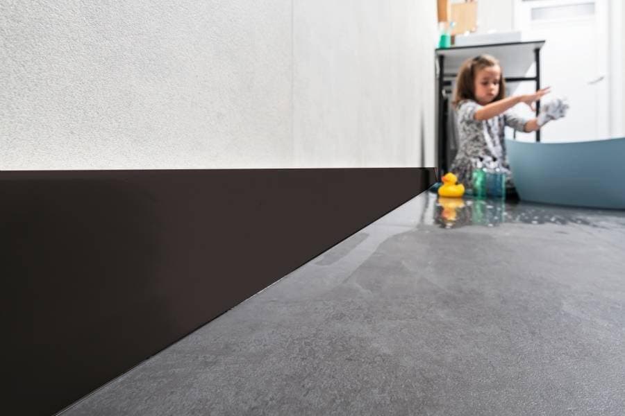Listwa przypodłogowa VOX ESPUMO 406 czarna wysokość 10 cm, szerokość krycia 1,6 cm dł 2400cm 2