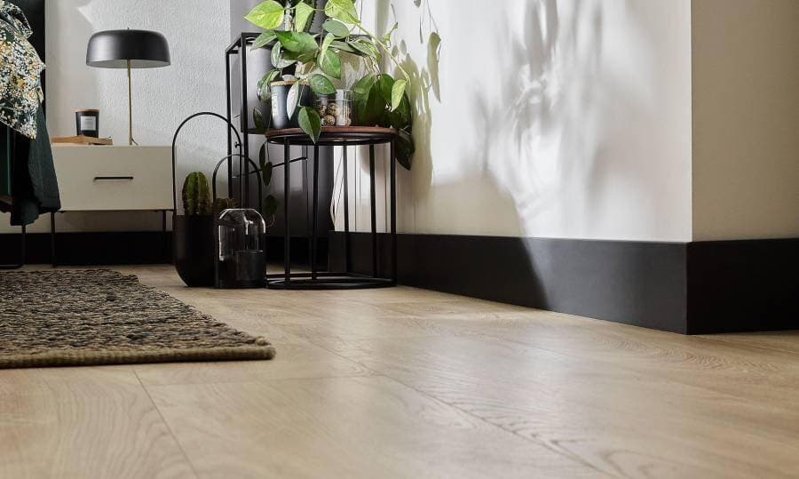Listwa przypodłogowa VOX ESPUMO 406 czarna wysokość 10 cm, szerokość krycia 1,6 cm dł 2400cm 3