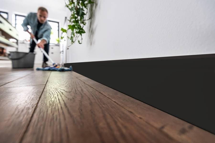 Listwa przypodłogowa VOX ESPUMO 406 czarna wysokość 10 cm, szerokość krycia 1,6 cm dł 2400cm 4