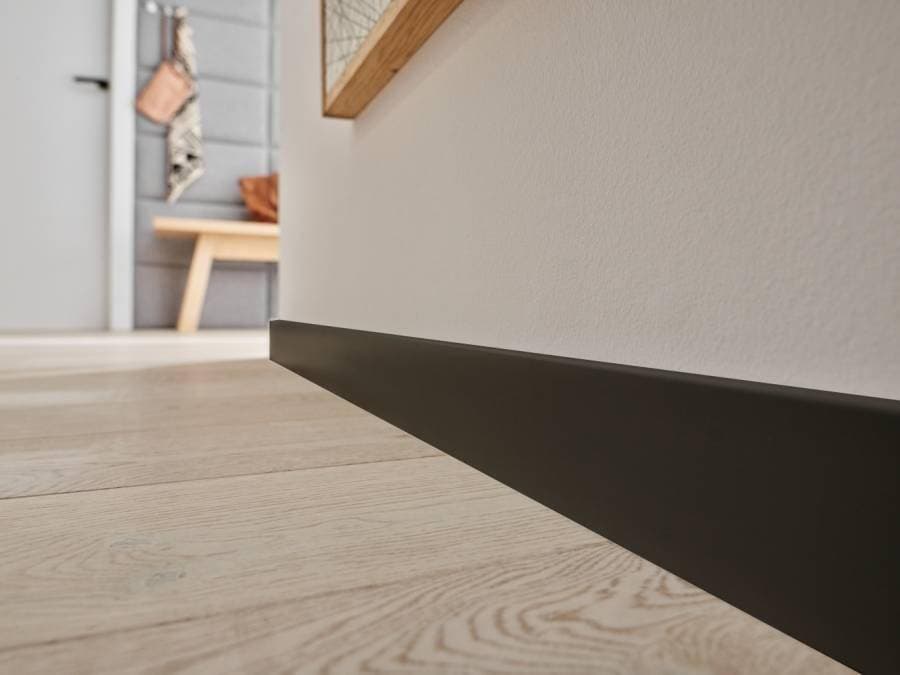 Listwa przypodłogowa VOX ESPUMO 406 czarna wysokość 10 cm, szerokość krycia 1,6 cm dł 2400cm 10