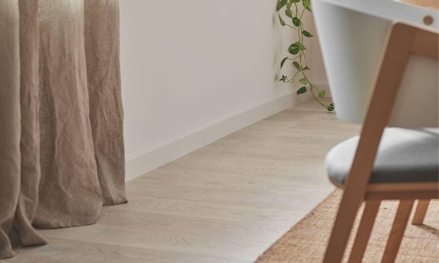 Listwa przypodłogowa VOX ESPUMO 501 biała wysokość 12 cm, szerokość krycia 1,6 cm dł 2400cm 12