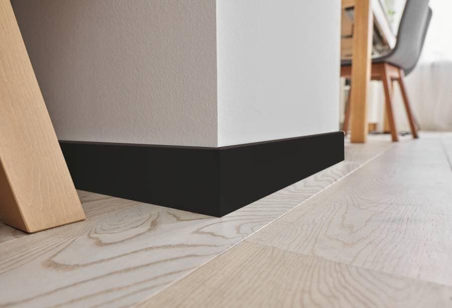 Listwa przypodłogowa VOX ESPUMO 506 czarna wysokość 12 cm, szerokość krycia 1,6 cm dł 2400cm 8