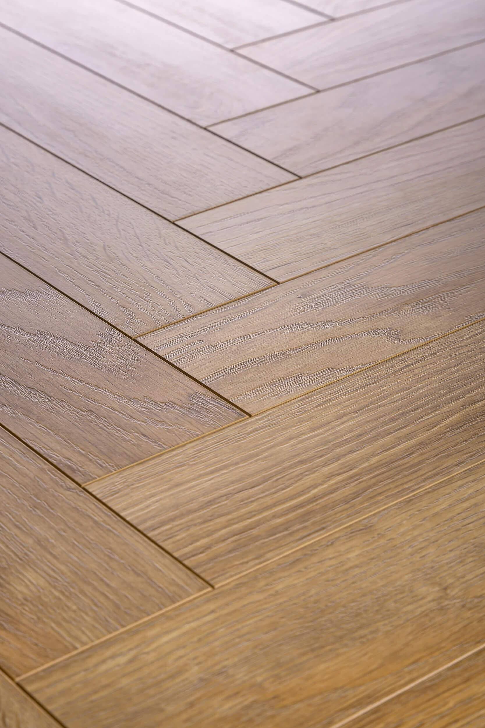 Panele podłogowe PREMIUM FLOOR MAISON+ dąb belweder 87047 AC5, gr.8mm, 4V (1 opk.=24szt.=1,02m2) jodełka klepka A 10
