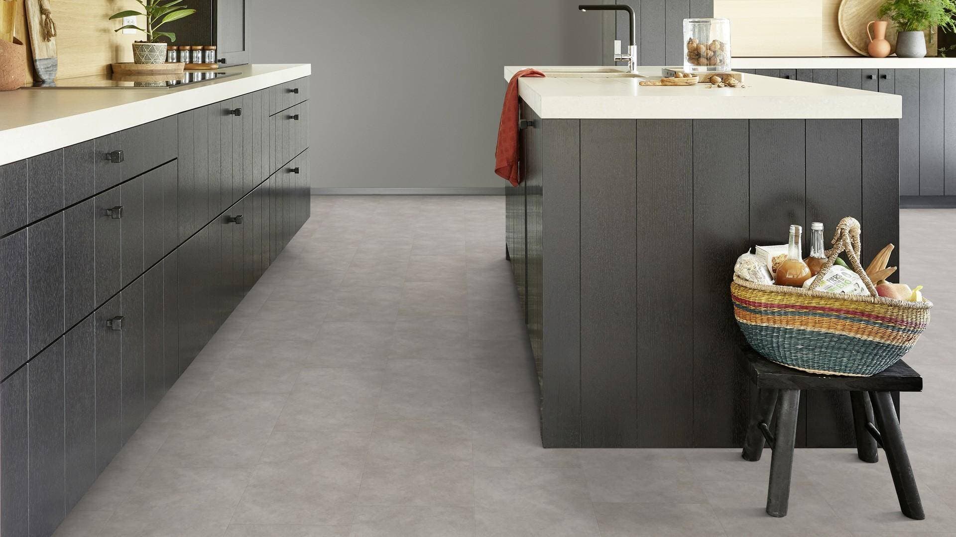 Panele winylowe Tarkett STARFLOOR ULTIMATE 55 timeless concrete light grey 35993020 gr.6,5mm, 4V (1opk.=7szt.=1,26m2) płytki 13