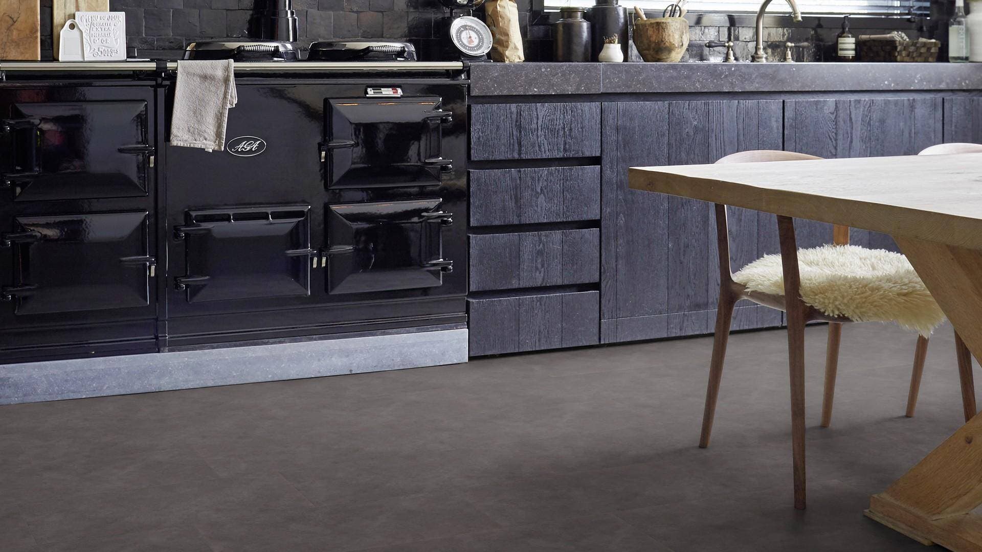 Panele winylowe Tarkett STARFLOOR ULTIMATE 55 timeless concrete antracite 35993021 gr.6,5mm, 4V (1opk.=7szt.=1,26m2) płytki 4
