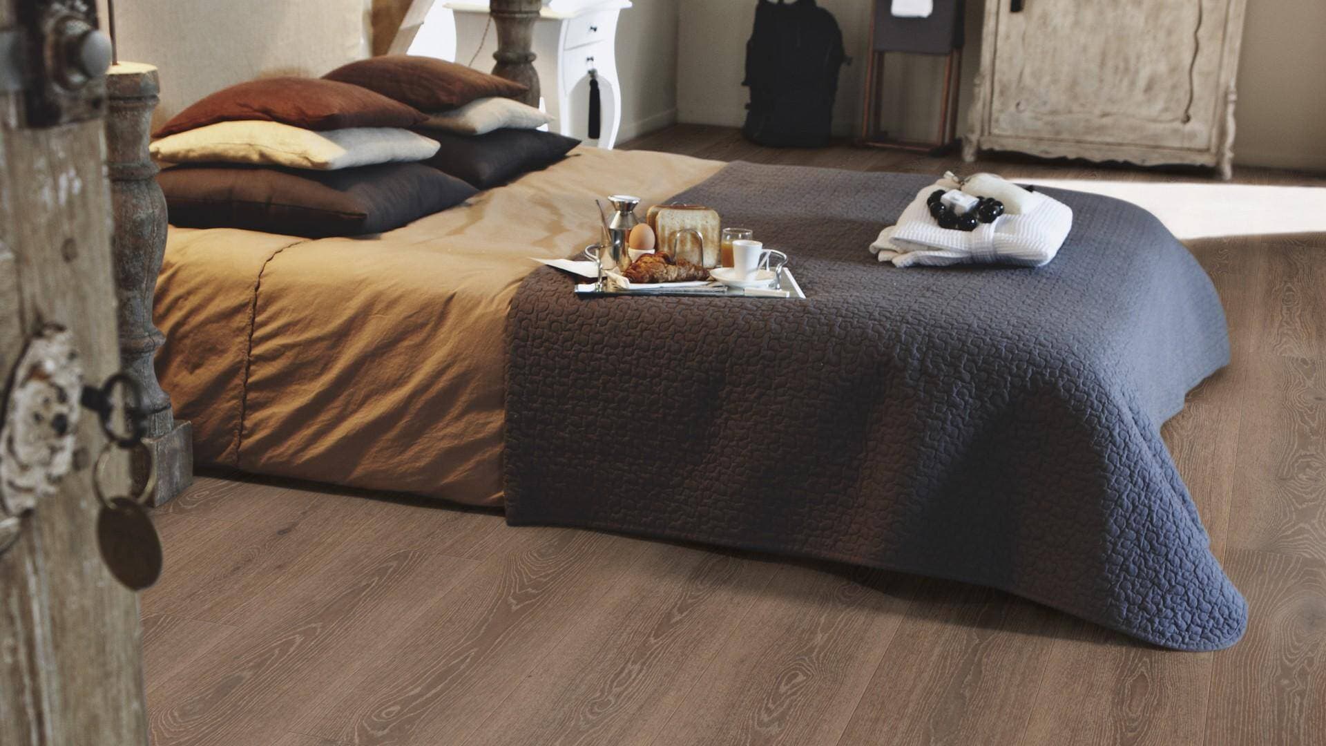 Panele winylowe Tarkett ESSENCE RIGID 30 tribe oak mocha 260032009 klasa 31, gr.5mm, 4V (1opk.=9szt.=2,17m2) 8